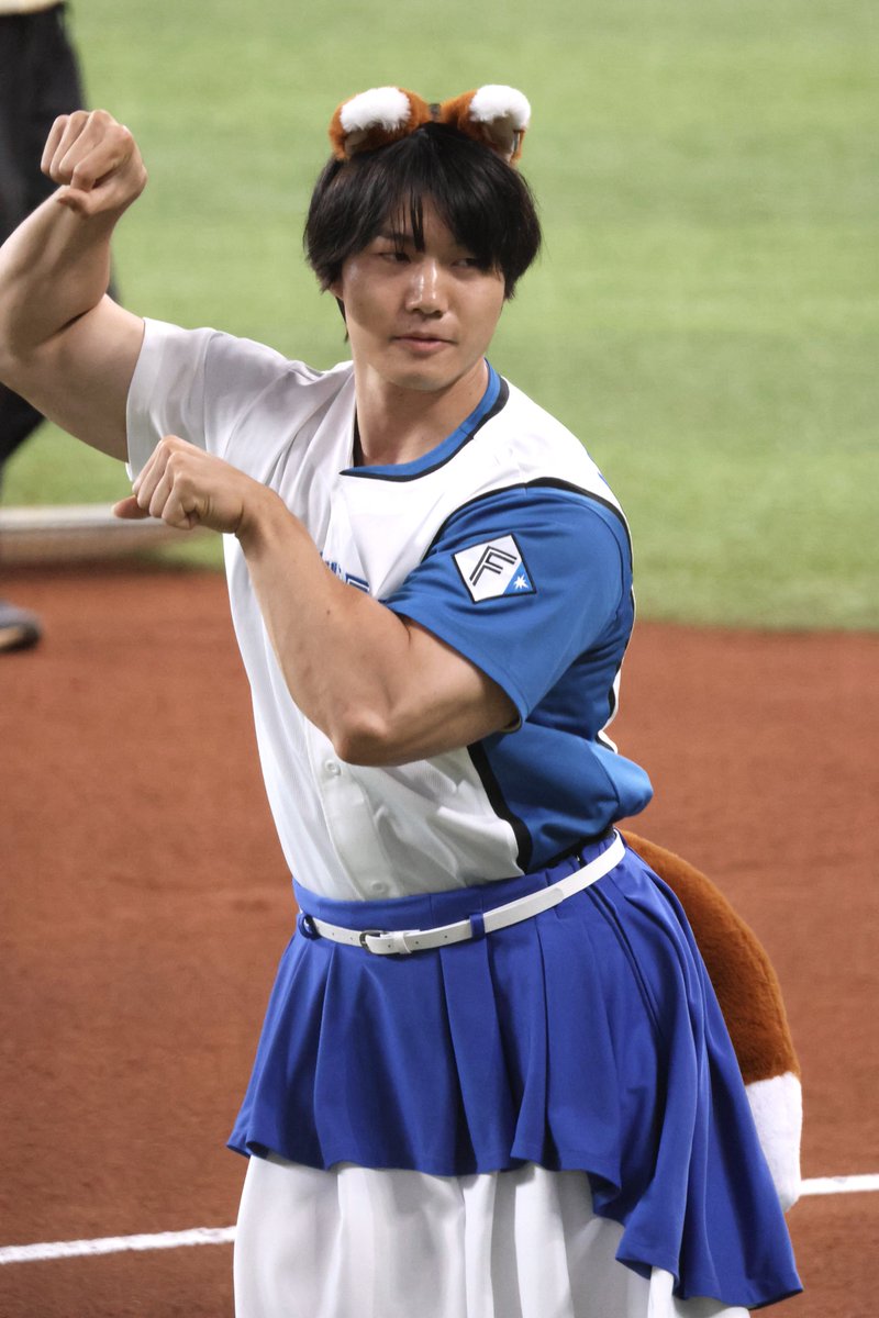 es_con_ni_kayou's tweet photo. 2026/07/01
日常的にデカい男を見ているつもりだったけど、これは明らかに種類の違うデカさ
しっぽの扱いが上級者で草だった
#青木マッチョ　@aoki_Nomacho https://t.co/IR1MHswjWT