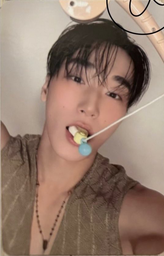 kosyo0626's tweet photo. 이거 뭐야....? 무슨 포카야? https://t.co/NbXC5axKer