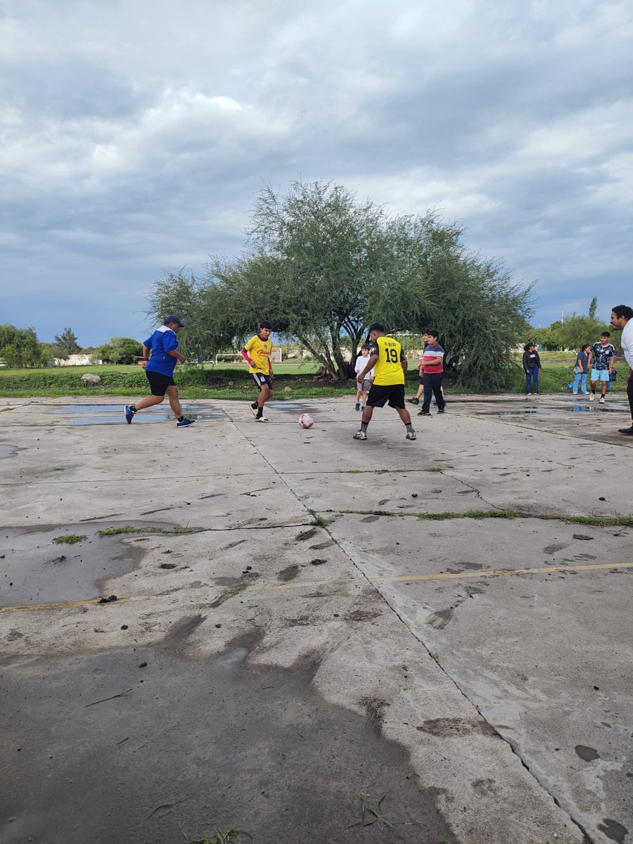 SedeaQro's tweet photo. ¡La pasión del mundial se vive en las comunidades! Vivimos una gran jornada futbolera en la localidad de La Venta de Ajuchitlancito, Pedro Escobedo.
Para el Gob. @makugo, impulsar el deporte es fundamental para construir comunidades más fuertes, sanas y unidas. #AquíContigo 🏆 https://t.co/aFrteSQ0bi