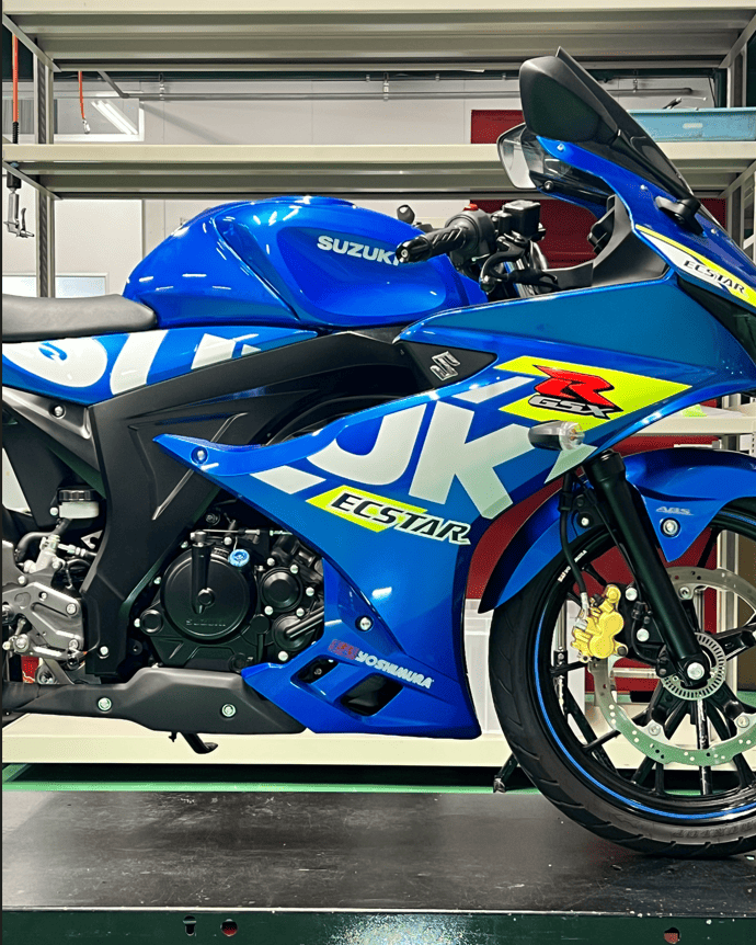 YOSHIMURA_dev's tweet photo. 「サイズは分かるけど、貼るとどんな感じ？」という声にお応えして、ヨシムラスモールファクトリーステッカーをGSX-R125のアンダーカウルへ貼ってみました！転写式なので不器用な私でもきれいに施工できました😊参考になれば嬉しいです！https://t.co/Sa2wM1aS8A
#ヨシムラ https://t.co/3qLg3imylf