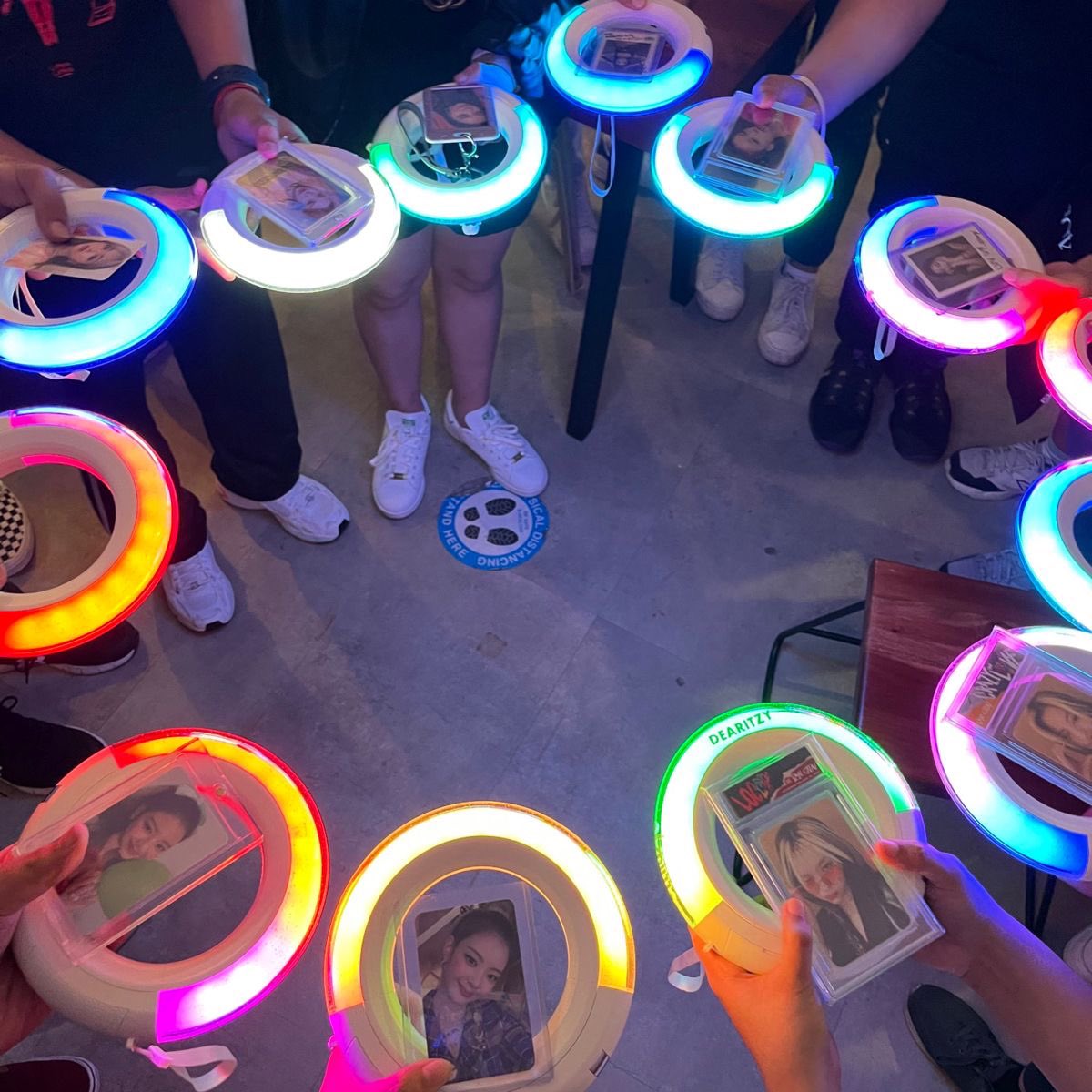 looovelia's tweet photo. hi, midzys! as a solo goer, we should take photos like these!

pls dont judge or say na feeling close aq if bigla ako mag aya sainyo ng group photo ha HAHAHAHAHAHAHAHAHA ang cutesy lang ng gantong photos 🥰 https://t.co/q6uWxkaDWX