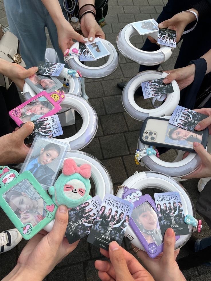 looovelia's tweet photo. hi, midzys! as a solo goer, we should take photos like these!

pls dont judge or say na feeling close aq if bigla ako mag aya sainyo ng group photo ha HAHAHAHAHAHAHAHAHA ang cutesy lang ng gantong photos 🥰 https://t.co/q6uWxkaDWX