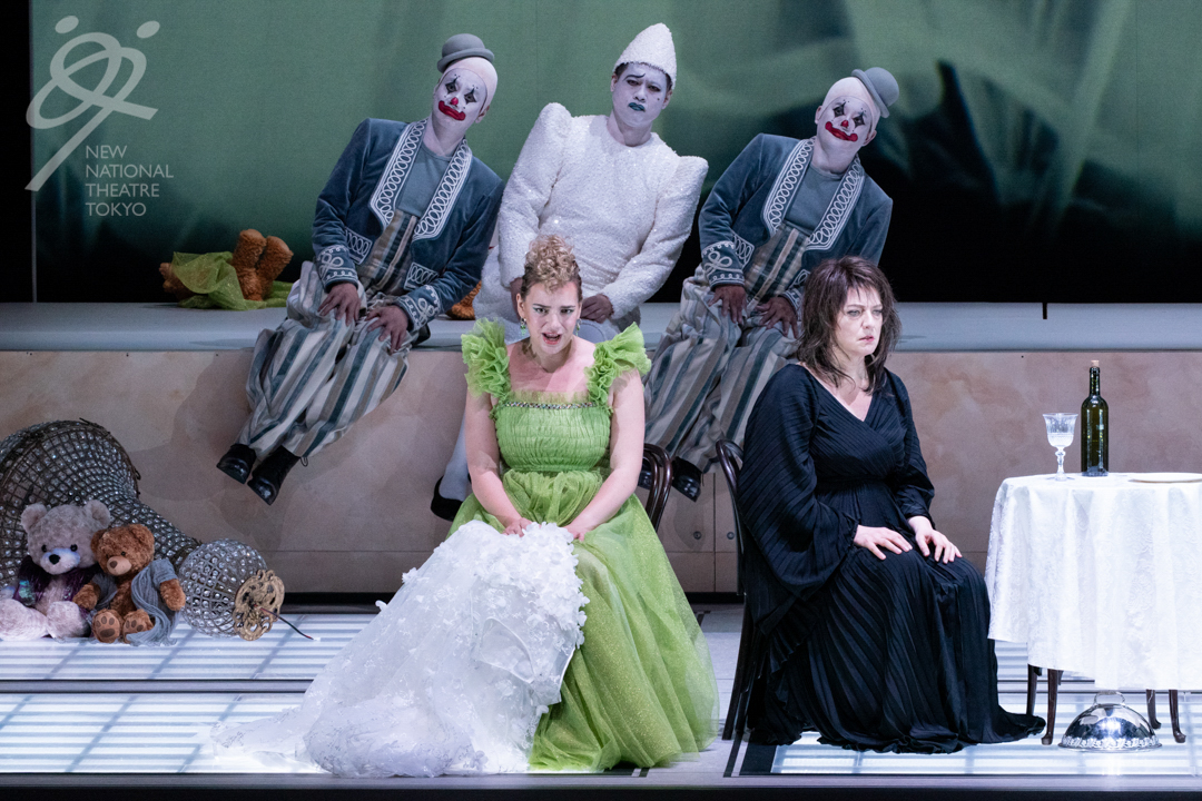 nntt_opera's tweet photo. 【オペラ『エレクトラ』（新制作）の当日券情報（10:50時点）🎫】
◆7/2(木)14:00開演
S～B席 〇
C・D・Z席完売
ご購入はこちら↓
https://t.co/vKsNzxMAAs
お電話：03-5352-9999
予定上演時間：約1時間45分（途中休憩なし）

1秒たりとも見逃せない、今シーズンを締めくくる大作、そして新たな光を当てられた『エレクトラ』にぜひお立会いください！
#新国立劇場オペラ #エレクトラ