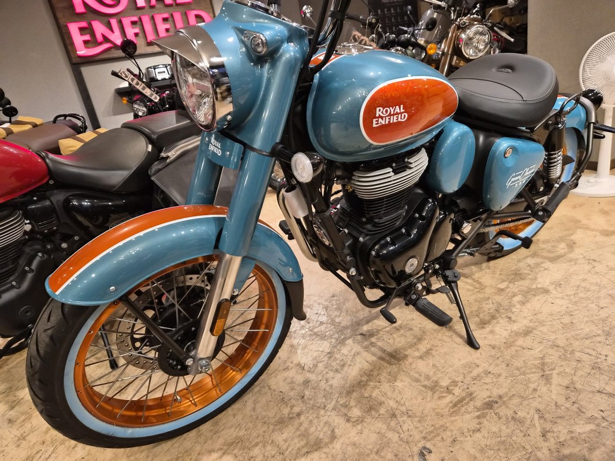 kchanmc's tweet photo. ロイヤルエンフィールドの

・ゴアンクラシック350
・メテオ350
・ブリット350
・ハンター350

の4台を試乗！

お目当ては写真のゴアンでしたが、一番味わい深い乗り味だと思ったのはブリット350。

REは全般的に優しいバイクですね。軽い鼓動感、力まず乗れる姿勢、柔らかいシートが良かったです。 https://t.co/2ujeHVqVXF