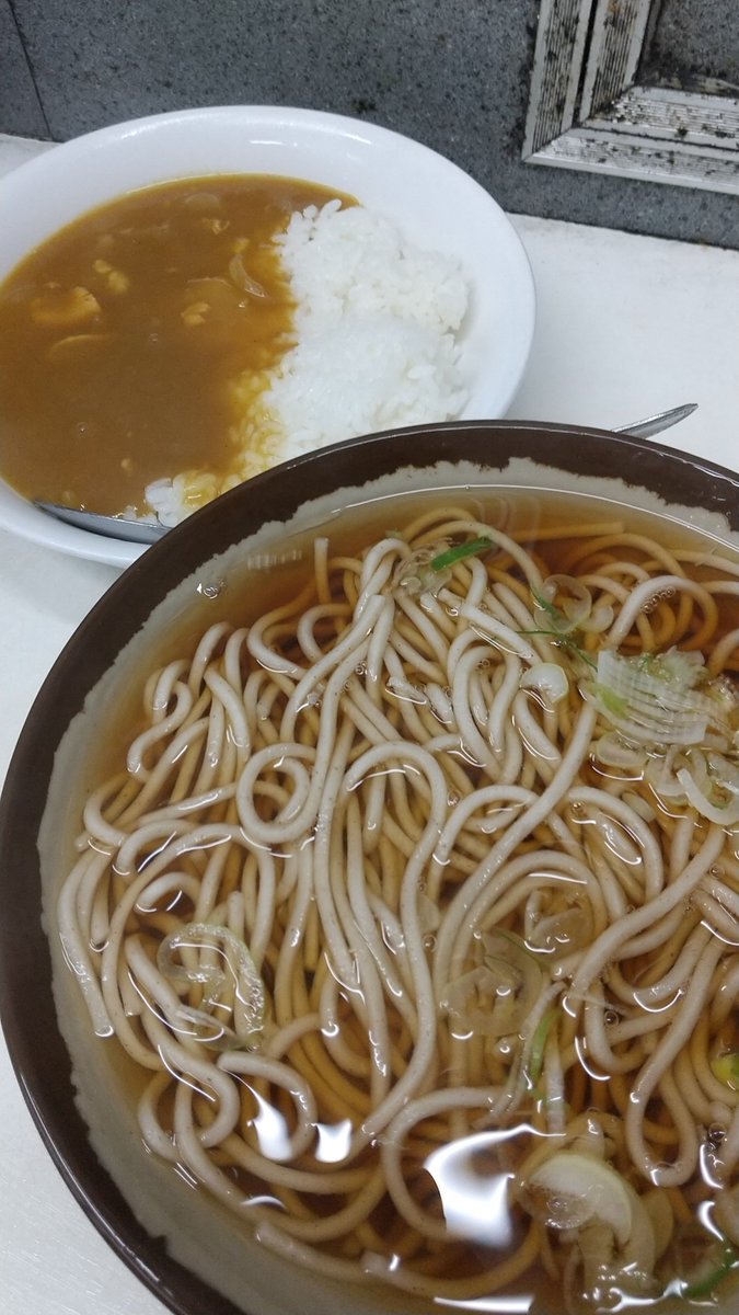 nicolashka_'s tweet photo. 王子そば店(きそば)＠王子
カレーセットを温そばで頂きました。ピリッと辛みの効いた懐かし味のカレーが好き。そばをちょいと付けて啜ってみたりして。あ、今度はカレーそばだな！実に旨かった！ https://t.co/eCepJ1XB2t