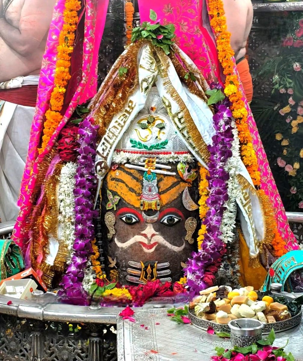 AlokTiwari9335's tweet photo. श्री महाकालेश्वर ज्योतिर्लिंग जी के आज के भस्म आरती श्रृंगार दिव्य व अलौकिक दर्शन 02.07.2026 🙏🚩

बोलो जय श्री महाकाल बाबा 🙏🚩 https://t.co/ZCYCic1trS