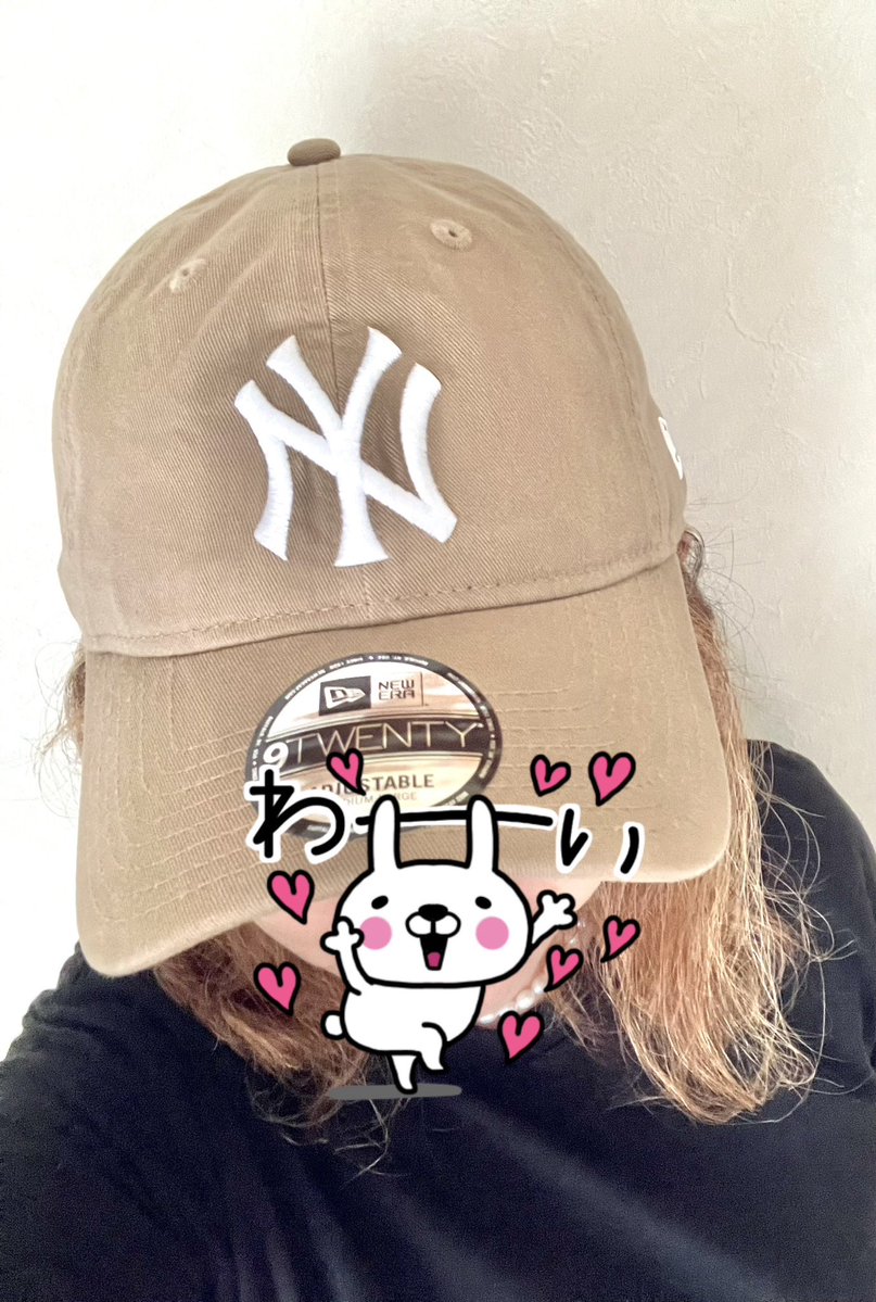 Candycandybox's tweet photo. 普段家と会社の往復しかしない(できない)あろちゃんが
神戸のアウトレットで店員さんに聞きながら
買ったキャップとCOACHのTシャツと、三女がテキトーに言ったReFaのコロコロ(16000円)が届いて激アツ🔥 https://t.co/NpEhC8iGIw