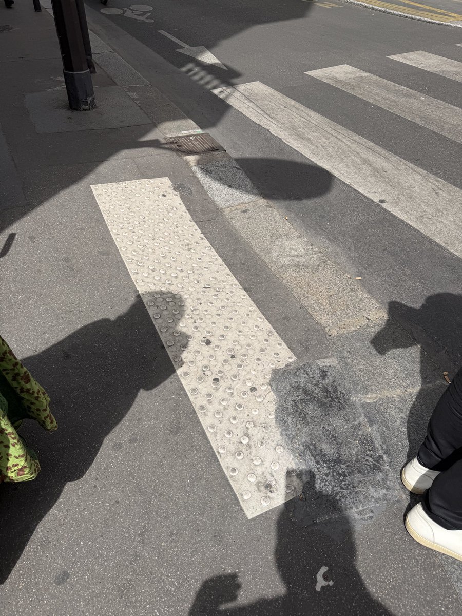 River1Paradis's tweet photo. Chronique d’une ☠️ annoncée de potelets
Les #experts en #giration de #Paris10 ont calculé. Si bien que les piétons ne st plus protégés sur le trajet de l’école angle Paradis/Hauteville
Ces axes st devenus des autoroutes, on n’en sort pas
📉 le trafic de transit ❌
Tuer le 🚌 ‼️ https://t.co/ipl0f2Axs0