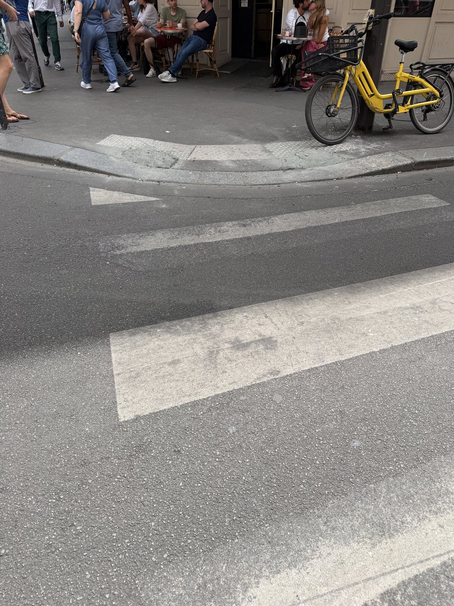 River1Paradis's tweet photo. Chronique d’une ☠️ annoncée de potelets
Les #experts en #giration de #Paris10 ont calculé. Si bien que les piétons ne st plus protégés sur le trajet de l’école angle Paradis/Hauteville
Ces axes st devenus des autoroutes, on n’en sort pas
📉 le trafic de transit ❌
Tuer le 🚌 ‼️ https://t.co/ipl0f2Axs0