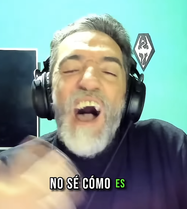 impuestito_org's tweet photo. VENÍ QUE TE CUENTO ALGO 🧐💿

(...) Discutir sobre el físico o digital es superficial y absurdo, el formato ya no importa realmente (...)

El 80% de usuarios de PLAYSTATION
compran en FORMATO DIGITAL

Hace 10 años eran solo el 30% y en 2020 antes del lanzamiento de PS5 ya habia subido al 60%

Quienes hoy se quejan del anuncio de Sony sobre los juegos físicos, por algún motivo dejaron de comprar en ese formato. Lo hicieron por practicidad? porque ya no tienen espacio? solo querían presumir su repisa llena de juegos y crecieron?
 
La pregunta entonces es: por qué bajó tanto la compra del formato físico?

La primer razón me atrevo a decir que no fue una baja, sino una expansión de la base de usuarios producto de la masiva popularización de la PS4 (post timing perfecto con el lanzamiento de Uncharted 4) en zonas donde el acceso al físico era inaccesible, ya sea por disponibilidad o por precio (caso Argentina podría ser). 

El otro caso probablemente haya sido por la incoherencia del propio formato, carente de sentido al requerir descargas de parches durante el lanzamiento, validaciones online de licencias o simplemente porque el juego no existía en el disco (o estaba incompleto)

Hay una realidad dura también que debemos aceptar, que al usuario casual, no le importa poseer juegos, no entiende ni le preocupa su preservación, de hecho probablemente no sepan que están comprando una licencia de uso por tiempo indeterminado y cancelable. Y esto, es la realidad de la masificación de este medio como de muchos otros.

La industria cambió, los juegos son cada vez más grandes, ahora requieren estar "vivos" con actualizaciones y contenido, se permiten lanzamientos rotos sabiendo que es posible arreglarlos (caso Cyberpunk, No Man's Sky, etc.)

Hay ventajas también en todo esto, si antes adquirías un juego que tenía errores, debías esperar a que se haga una nueva tirada de cartuchos y comprarlo otra vez (Ocarina of Time vivió esto por ejemplo)

Entonces sabiendo todo esto, tiene sentido que los juegos se vuelvan digitales, es inerente a la practicidad del formato, lo dicen los números de ventas, el uso que le da la gente, la incoherencia del formato y probablemente más cosas. 

En mi caso particular (por ej) usé 1 sola vez la lectora de la Xbox Series X en 5 años; para poner un juego físico de la 360 para ver si andaba bien la lectora... y me descargó una mejor versión del servidor. JA!

Algunos datos para ver cómo llegamos acá:

2015: Valve lanza su primer Steam Machine sin soporte alguno para formato físico (casi obvio)
2019: Xbox lanza la Xbox One S All Digital, fue polémico en su momento, pero demostró lo que ahora está sucediendo (ahorro de costes y formato sin sentido)
2020: Xbox lanza la Xbos Series S y Sony la PS5 Digital
2022: Valve lanza la Steam Deck... solo digital (obvio)
2024: Xbox lanza la Xbox Series X Digital Edition
2025: Xbox lanza la Xbox RoG Ally X... solo digital
2026: Valve lanza su segunda Steam Machine

(Ni hablemos de los juegos para smartphones o VR que no conocen otro formato. Además pongo el caso de las portátiles porque consolas como Nintendo Switch o en su momento la PSP, PSVita, 3DS son el ejemplo que el formato portátil es parte de la ecuación)

Ahora bien, sumado a la poca demanda e incoherencia del formato físico, hay que destacar que a las empresas que distribuyen juegos en este formato (Microsoft y Sony) esto le calza como anillo al dedo porque los costes de distribución bajan radicalmente, se achica la cadena de suministro (RIP tiendas físicas, una vez más), se centralizan las ventas en su ecosistema, baja el costo de producción de hardware y se incrementan las ventas al no poder compartir. Esto obviamente incrementa el margen de beneficios (no quiero imaginar cuál es el proximo invento o recorte comercial para incrementar los márgenes)

Con lo cual hasta acá, solo se necesitó de 1 generación de consolas y datos duros del mercado, para decidir que en el futuro los juegos se distribuirán solo en formato digital.

(sos capo si llegaste hasta acá)

Discutir sobre el físico o digital es superficial y absurdo, el formato ya no importa realmente. Probablemente te hayas quedado con la imagen mental de habitaciones repletas de juegos o cartuchos y eso es solo una consecuencia tecnológica que nos ofreció el pasado.

El debate real es la preservación del medio, en este caso los videojuegos. Y las dos formas de preservación podrían ser, el formato físico de juegos que no necesitan más que "enchufarse" y funcionar (ej un cartucho de GBA, N64, PS1, etc.) o bien mediante la piratería donde no hace falta tenerlo en un formato tangible realmente.

Aclaro que también podría considerarse la preservación mediante la distribución digital original, por ejemplo lo hace Xbox con sus juegos retro aunque aún sigue dependiendo de un tercero y si se cierra la tienda o desaparece la marca es un problemón.

Esto a su vez abre otro debate más importante, y es que para poder PRESERVAR el medio completamente es necesario poder POSEER el medio. Y como mencioné antes, un juego digital distribuido desde una tienda oficial y un disco físico que tiene el juego incompleto son exactamente la misma mierda en relación a lo que estamos tratando.

Para ir cerrando, lamentablemente el mundo completo va hacia un modelo de no-posesión ni control del medio y eso es tristisimo porque se dificulta la preservación de la cultura de la sociedad y del ser humano. 

Si hoy tenés entre 15 o 25 años es probable que en 10 o 20 años más no puedas volver a ejecutar unas partidas de LoL, Fortnite o me atrevo a decir que incluso GTA6, como hoy podemos disfrutar de juegos históricos de hace 20 o 30 años.

Conclusión: 🏴‍☠️🦜