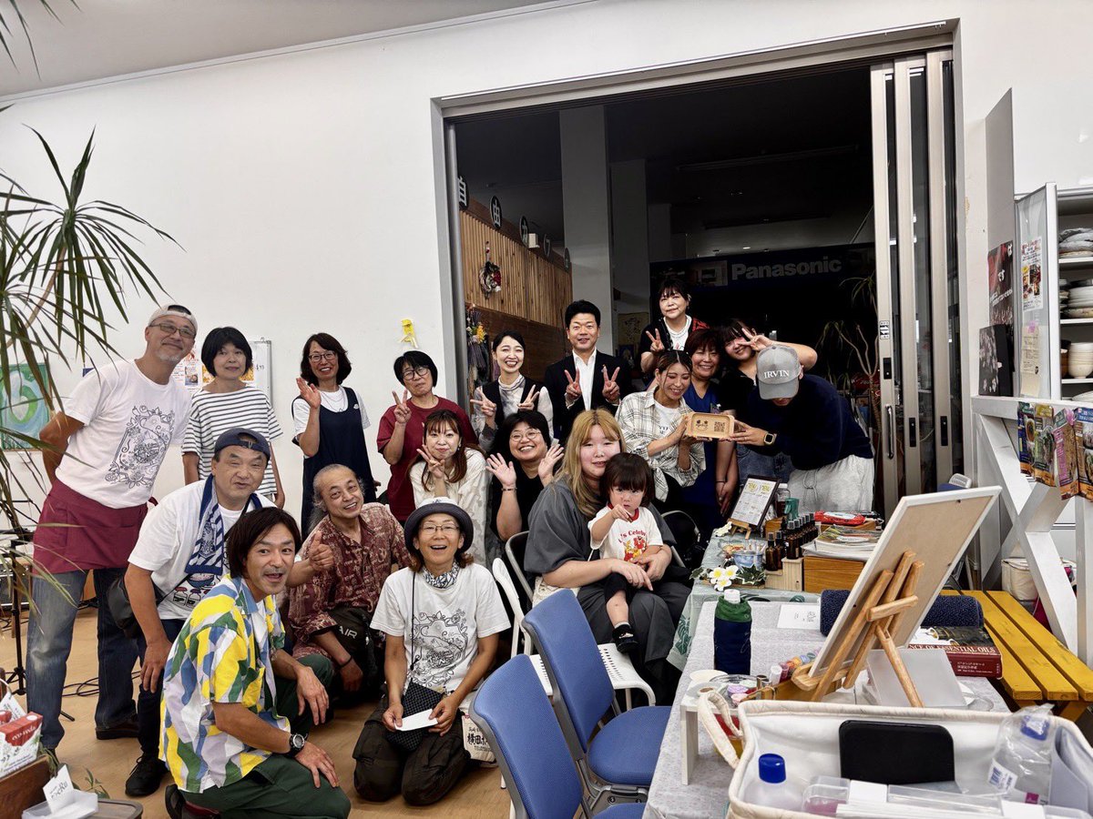 araiken's tweet photo. 【6/28 かぞ活・地域の拠り所♪】

プロコンビニ加須店で開催された"プロコンマルシェ"にお邪魔しました。

ピザやグリーンカレーなどの食販、たかしま農園さんの野菜などの物販、ヒーリング関係と

お時間の関係でお聴きできなかったですが、抗NMDA受容体脳炎と闘うRIKAKOさんの講演、LIVE演奏会と皆さん楽しまれたようです♪

#加須市 #加須 #久喜市 #久喜 #菖蒲 #栗橋 #鷲宮 #議会 #議員 #議員活動 #かぞ活