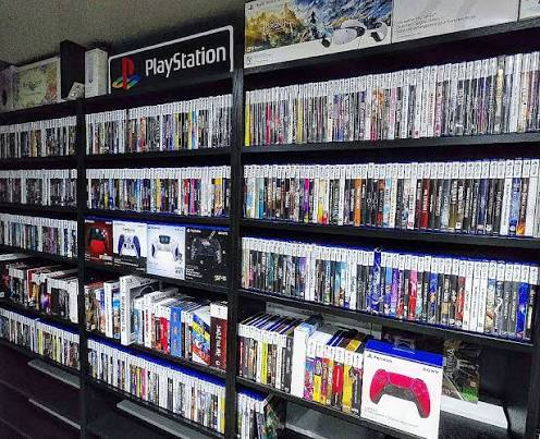 impuestito_org's tweet photo. VENÍ QUE TE CUENTO ALGO 🧐💿

(...) Discutir sobre el físico o digital es superficial y absurdo, el formato ya no importa realmente (...)

El 80% de usuarios de PLAYSTATION
compran en FORMATO DIGITAL

Hace 10 años eran solo el 30% y en 2020 antes del lanzamiento de PS5 ya habia subido al 60%

Quienes hoy se quejan del anuncio de Sony sobre los juegos físicos, por algún motivo dejaron de comprar en ese formato. Lo hicieron por practicidad? porque ya no tienen espacio? solo querían presumir su repisa llena de juegos y crecieron?
 
La pregunta entonces es: por qué bajó tanto la compra del formato físico?

La primer razón me atrevo a decir que no fue una baja, sino una expansión de la base de usuarios producto de la masiva popularización de la PS4 (post timing perfecto con el lanzamiento de Uncharted 4) en zonas donde el acceso al físico era inaccesible, ya sea por disponibilidad o por precio (caso Argentina podría ser). 

El otro caso probablemente haya sido por la incoherencia del propio formato, carente de sentido al requerir descargas de parches durante el lanzamiento, validaciones online de licencias o simplemente porque el juego no existía en el disco (o estaba incompleto)

Hay una realidad dura también que debemos aceptar, que al usuario casual, no le importa poseer juegos, no entiende ni le preocupa su preservación, de hecho probablemente no sepan que están comprando una licencia de uso por tiempo indeterminado y cancelable. Y esto, es la realidad de la masificación de este medio como de muchos otros.

La industria cambió, los juegos son cada vez más grandes, ahora requieren estar "vivos" con actualizaciones y contenido, se permiten lanzamientos rotos sabiendo que es posible arreglarlos (caso Cyberpunk, No Man's Sky, etc.)

Hay ventajas también en todo esto, si antes adquirías un juego que tenía errores, debías esperar a que se haga una nueva tirada de cartuchos y comprarlo otra vez (Ocarina of Time vivió esto por ejemplo)

Entonces sabiendo todo esto, tiene sentido que los juegos se vuelvan digitales, es inerente a la practicidad del formato, lo dicen los números de ventas, el uso que le da la gente, la incoherencia del formato y probablemente más cosas. 

En mi caso particular (por ej) usé 1 sola vez la lectora de la Xbox Series X en 5 años; para poner un juego físico de la 360 para ver si andaba bien la lectora... y me descargó una mejor versión del servidor. JA!

Algunos datos para ver cómo llegamos acá:

2015: Valve lanza su primer Steam Machine sin soporte alguno para formato físico (casi obvio)
2019: Xbox lanza la Xbox One S All Digital, fue polémico en su momento, pero demostró lo que ahora está sucediendo (ahorro de costes y formato sin sentido)
2020: Xbox lanza la Xbos Series S y Sony la PS5 Digital
2022: Valve lanza la Steam Deck... solo digital (obvio)
2024: Xbox lanza la Xbox Series X Digital Edition
2025: Xbox lanza la Xbox RoG Ally X... solo digital
2026: Valve lanza su segunda Steam Machine

(Ni hablemos de los juegos para smartphones o VR que no conocen otro formato. Además pongo el caso de las portátiles porque consolas como Nintendo Switch o en su momento la PSP, PSVita, 3DS son el ejemplo que el formato portátil es parte de la ecuación)

Ahora bien, sumado a la poca demanda e incoherencia del formato físico, hay que destacar que a las empresas que distribuyen juegos en este formato (Microsoft y Sony) esto le calza como anillo al dedo porque los costes de distribución bajan radicalmente, se achica la cadena de suministro (RIP tiendas físicas, una vez más), se centralizan las ventas en su ecosistema, baja el costo de producción de hardware y se incrementan las ventas al no poder compartir. Esto obviamente incrementa el margen de beneficios (no quiero imaginar cuál es el proximo invento o recorte comercial para incrementar los márgenes)

Con lo cual hasta acá, solo se necesitó de 1 generación de consolas y datos duros del mercado, para decidir que en el futuro los juegos se distribuirán solo en formato digital.

(sos capo si llegaste hasta acá)

Discutir sobre el físico o digital es superficial y absurdo, el formato ya no importa realmente. Probablemente te hayas quedado con la imagen mental de habitaciones repletas de juegos o cartuchos y eso es solo una consecuencia tecnológica que nos ofreció el pasado.

El debate real es la preservación del medio, en este caso los videojuegos. Y las dos formas de preservación podrían ser, el formato físico de juegos que no necesitan más que "enchufarse" y funcionar (ej un cartucho de GBA, N64, PS1, etc.) o bien mediante la piratería donde no hace falta tenerlo en un formato tangible realmente.

Aclaro que también podría considerarse la preservación mediante la distribución digital original, por ejemplo lo hace Xbox con sus juegos retro aunque aún sigue dependiendo de un tercero y si se cierra la tienda o desaparece la marca es un problemón.

Esto a su vez abre otro debate más importante, y es que para poder PRESERVAR el medio completamente es necesario poder POSEER el medio. Y como mencioné antes, un juego digital distribuido desde una tienda oficial y un disco físico que tiene el juego incompleto son exactamente la misma mierda en relación a lo que estamos tratando.

Para ir cerrando, lamentablemente el mundo completo va hacia un modelo de no-posesión ni control del medio y eso es tristisimo porque se dificulta la preservación de la cultura de la sociedad y del ser humano. 

Si hoy tenés entre 15 o 25 años es probable que en 10 o 20 años más no puedas volver a ejecutar unas partidas de LoL, Fortnite o me atrevo a decir que incluso GTA6, como hoy podemos disfrutar de juegos históricos de hace 20 o 30 años.

Conclusión: 🏴‍☠️🦜