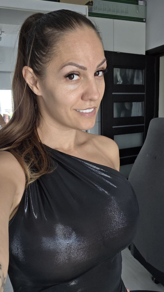 indiscreetsunn's tweet photo. Pic for all my USA MILF lovers who are watching the game against Bosnia😄 https://t.co/10Xz6HD6LJ