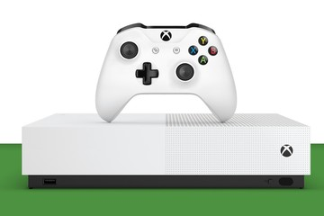 impuestito_org's tweet photo. VENÍ QUE TE CUENTO ALGO 🧐💿

(...) Discutir sobre el físico o digital es superficial y absurdo, el formato ya no importa realmente (...)

El 80% de usuarios de PLAYSTATION
compran en FORMATO DIGITAL

Hace 10 años eran solo el 30% y en 2020 antes del lanzamiento de PS5 ya habia subido al 60%

Quienes hoy se quejan del anuncio de Sony sobre los juegos físicos, por algún motivo dejaron de comprar en ese formato. Lo hicieron por practicidad? porque ya no tienen espacio? solo querían presumir su repisa llena de juegos y crecieron?
 
La pregunta entonces es: por qué bajó tanto la compra del formato físico?

La primer razón me atrevo a decir que no fue una baja, sino una expansión de la base de usuarios producto de la masiva popularización de la PS4 (post timing perfecto con el lanzamiento de Uncharted 4) en zonas donde el acceso al físico era inaccesible, ya sea por disponibilidad o por precio (caso Argentina podría ser). 

El otro caso probablemente haya sido por la incoherencia del propio formato, carente de sentido al requerir descargas de parches durante el lanzamiento, validaciones online de licencias o simplemente porque el juego no existía en el disco (o estaba incompleto)

Hay una realidad dura también que debemos aceptar, que al usuario casual, no le importa poseer juegos, no entiende ni le preocupa su preservación, de hecho probablemente no sepan que están comprando una licencia de uso por tiempo indeterminado y cancelable. Y esto, es la realidad de la masificación de este medio como de muchos otros.

La industria cambió, los juegos son cada vez más grandes, ahora requieren estar "vivos" con actualizaciones y contenido, se permiten lanzamientos rotos sabiendo que es posible arreglarlos (caso Cyberpunk, No Man's Sky, etc.)

Hay ventajas también en todo esto, si antes adquirías un juego que tenía errores, debías esperar a que se haga una nueva tirada de cartuchos y comprarlo otra vez (Ocarina of Time vivió esto por ejemplo)

Entonces sabiendo todo esto, tiene sentido que los juegos se vuelvan digitales, es inerente a la practicidad del formato, lo dicen los números de ventas, el uso que le da la gente, la incoherencia del formato y probablemente más cosas. 

En mi caso particular (por ej) usé 1 sola vez la lectora de la Xbox Series X en 5 años; para poner un juego físico de la 360 para ver si andaba bien la lectora... y me descargó una mejor versión del servidor. JA!

Algunos datos para ver cómo llegamos acá:

2015: Valve lanza su primer Steam Machine sin soporte alguno para formato físico (casi obvio)
2019: Xbox lanza la Xbox One S All Digital, fue polémico en su momento, pero demostró lo que ahora está sucediendo (ahorro de costes y formato sin sentido)
2020: Xbox lanza la Xbos Series S y Sony la PS5 Digital
2022: Valve lanza la Steam Deck... solo digital (obvio)
2024: Xbox lanza la Xbox Series X Digital Edition
2025: Xbox lanza la Xbox RoG Ally X... solo digital
2026: Valve lanza su segunda Steam Machine

(Ni hablemos de los juegos para smartphones o VR que no conocen otro formato. Además pongo el caso de las portátiles porque consolas como Nintendo Switch o en su momento la PSP, PSVita, 3DS son el ejemplo que el formato portátil es parte de la ecuación)

Ahora bien, sumado a la poca demanda e incoherencia del formato físico, hay que destacar que a las empresas que distribuyen juegos en este formato (Microsoft y Sony) esto le calza como anillo al dedo porque los costes de distribución bajan radicalmente, se achica la cadena de suministro (RIP tiendas físicas, una vez más), se centralizan las ventas en su ecosistema, baja el costo de producción de hardware y se incrementan las ventas al no poder compartir. Esto obviamente incrementa el margen de beneficios (no quiero imaginar cuál es el proximo invento o recorte comercial para incrementar los márgenes)

Con lo cual hasta acá, solo se necesitó de 1 generación de consolas y datos duros del mercado, para decidir que en el futuro los juegos se distribuirán solo en formato digital.

(sos capo si llegaste hasta acá)

Discutir sobre el físico o digital es superficial y absurdo, el formato ya no importa realmente. Probablemente te hayas quedado con la imagen mental de habitaciones repletas de juegos o cartuchos y eso es solo una consecuencia tecnológica que nos ofreció el pasado.

El debate real es la preservación del medio, en este caso los videojuegos. Y las dos formas de preservación podrían ser, el formato físico de juegos que no necesitan más que "enchufarse" y funcionar (ej un cartucho de GBA, N64, PS1, etc.) o bien mediante la piratería donde no hace falta tenerlo en un formato tangible realmente.

Aclaro que también podría considerarse la preservación mediante la distribución digital original, por ejemplo lo hace Xbox con sus juegos retro aunque aún sigue dependiendo de un tercero y si se cierra la tienda o desaparece la marca es un problemón.

Esto a su vez abre otro debate más importante, y es que para poder PRESERVAR el medio completamente es necesario poder POSEER el medio. Y como mencioné antes, un juego digital distribuido desde una tienda oficial y un disco físico que tiene el juego incompleto son exactamente la misma mierda en relación a lo que estamos tratando.

Para ir cerrando, lamentablemente el mundo completo va hacia un modelo de no-posesión ni control del medio y eso es tristisimo porque se dificulta la preservación de la cultura de la sociedad y del ser humano. 

Si hoy tenés entre 15 o 25 años es probable que en 10 o 20 años más no puedas volver a ejecutar unas partidas de LoL, Fortnite o me atrevo a decir que incluso GTA6, como hoy podemos disfrutar de juegos históricos de hace 20 o 30 años.

Conclusión: 🏴‍☠️🦜