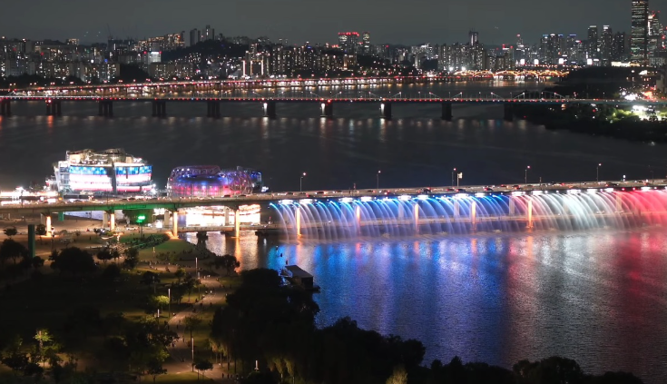 USEmbassySeoul's tweet photo. 오는 7월 4일, 🇺🇸 미국 성조기를 상징하는 레드, 화이트, 블루 조명으로 물든 세빛섬, N서울타워, 반포대교, 롯데월드타워, 그리고 광화문 주한미국대사관 건물을 만나보세요!

점등 시간에 근처에 계신다면 ���진이나 영상을 ���어 여러분의 SNS 계정에 스토리나 게시물로 올리고 @usembassyseoul을 태그해주세요! 📸✨

그중 몇 장을 선정해 저희 공식 계정에 소개하고, 선정된 분들께는 미국 독립 250주년 #Freedom250 기념품 패키지를 드립니다. 🎁

🕢 점등 시간
• 세빛섬 & N서울타워: 오후 7:30–10:30
• 반포대교: 오후 9:40–9:50
• 롯데월드타워: 오후 8:00–10:00

*미국대사관 SNS 콘테스트 규정: https://t.co/rOXg2Kos0m