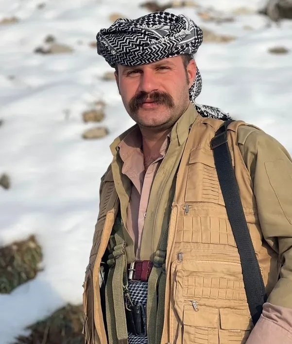 tarik_v_roon's tweet photo. شەوێکی سەخت و پڕ لە ئازار... ئەوشۆ پۆلێک لە ڕۆڵە قارەمانەکانی ئەم خاکە چوونە کاروانی نەمرانی کورد و کوردستان. نێوتان لە دڵماندا زیندووە و ڕێگاتان بەردەوامە هاوڕێیان و هاوسەنگەران🦅
چاوەکانم کوێرببایە و شەهیدبوونی ئێوە نەدیبا بەنۆکەرتان بم🖤
#پێشمەرگە
#ڕۆژهەڵات https://t.co/NaguXs1HZL