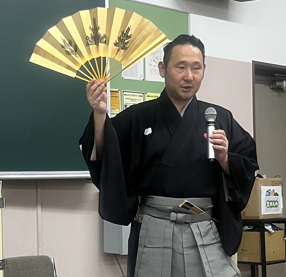 MU_Nichibun's tweet photo. 【授業】6月29日の「日本の演劇（古典芸能）」に大蔵流狂言方の山本則重先生をお迎えし、能〈道成寺〉で狂言方が果たす役割や責任の重さ、扇をお見せ頂きながら役柄によって使う扇が違うことなどのお話をうかがいました。狂言〈附子〉のセリフと謡のご指導、とても楽しかったです。先生に感謝!! https://t.co/WWioXZCxqC