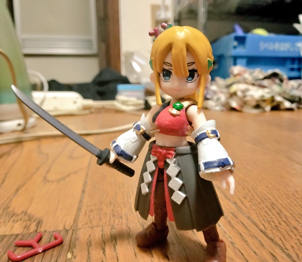 t5kOw9FZixlTtwT's tweet photo. 食玩のサムライの少女の装備を塗ったんよ(*´ω｀*)
見ずらいけど簪にはなんちゃってだけどグラデーションもした https://t.co/Kf8YAlVecy