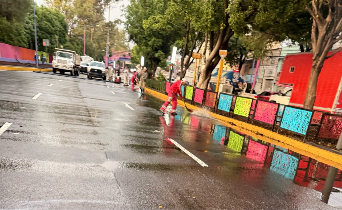 pollypoleth's tweet photo. Ojalá el alcalde mande a barrer cada que llueve, no solo cuando hay evento…mejor ayúdenos a arreglar el problema de drenaje que existe en la zona @TuAlcaldiaGAM https://t.co/6t2pdxs0m4