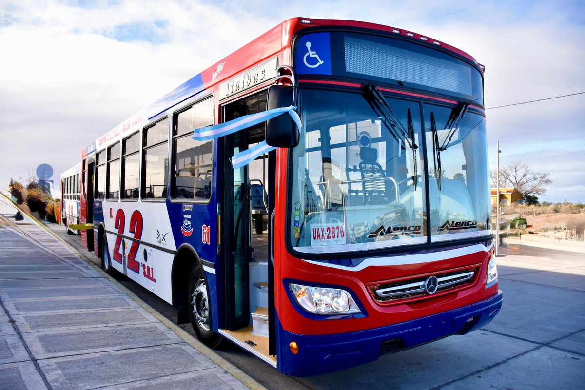 gerardomerinotw's tweet photo. Hoy presentamos, junto a la empresa El 22, una nueva unidad adaptada para el transporte urbano de #Trelew, un paso más hacia un servicio más moderno, accesible e inclusivo.

Cuando asumimos nos encontramos con un sistema sin previsibilidad y sostenido por prórrogas. Decidimos ordenarlo, avanzar con una licitación transparente y generar las condiciones para que el servicio pudiera seguir creciendo.

La nueva unidad cuenta con rampa para personas con movilidad reducida, GPS, cámaras, Wi-Fi, aire acondicionado y, además, incorporará al Hospital de Alta Complejidad “María Humphreys” dentro de su recorrido.

Hoy los vecinos cuentan con un servicio de mejoras para viajar con más comodidad, seguridad y accesibilidad .