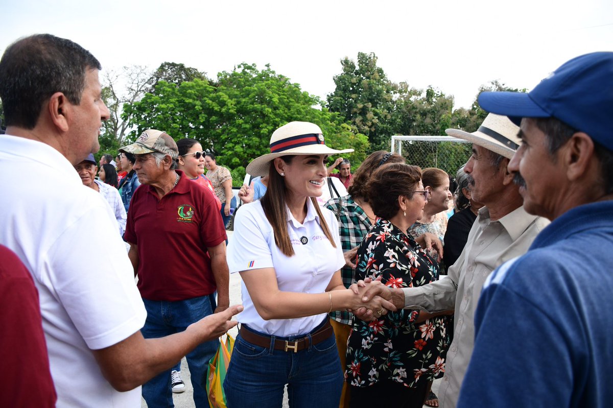 Agricultura_CZ5's tweet photo. #LosRíos | Nos reunimos con más de 100 agricultores del cantón Vinces para socializar los programas y proyectos del MAGP, y así fortalecer la producción y el acceso a servicios técnicos que generen más oportunidades para el sector agrícola. 

#GobiernoDelEcuador https://t.co/w2titkY5oT