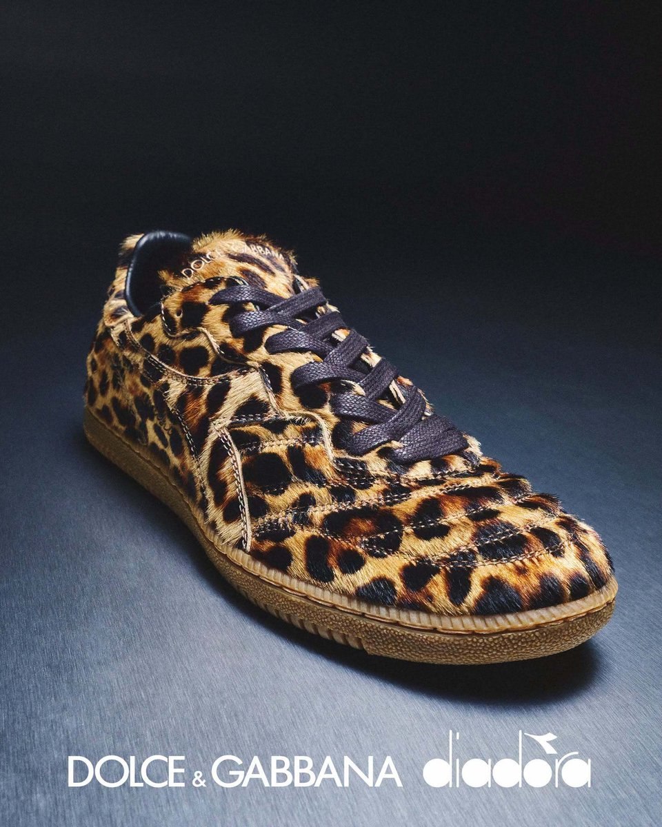 dolcegabbanajp's tweet photo. 洗練されたシルエットとエクスクルーシブなディテールが際立つ #DGxDiadora コレクション。アイコニックなレオパードプリントが、ディアドラ(Diadora)のスポーティなヘリテージに新たな息吹を吹き込みます。
▼詳細はこちら
https://t.co/ObGflU5xi5
#DolceGabbana #Diadora #DGLeo https://t.co/cye6uN099P
