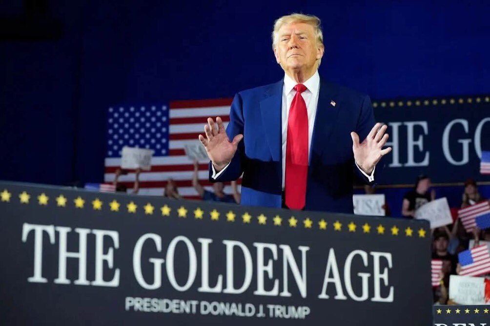 liderfiscal's tweet photo. 🚨 LA INFORMACIÓN FINANCIERA DE TRUMP ACABA DE SER PUBLICADA…Y ES PEOR DE LO QUE SE PENSABA.

La Oficina de Ética Gubernamental de EE.UU. publicó hoy la divulgación financiera de 927 páginas de Donald Trump. Aquí está lo que ganó un presidente en funciones de EE.UU. en 2025:

💰 $635 MILLONES del memecoin TRUMP, mientras los inversores minoristas veían cómo se desplomaba de $74 a $1.68

💰 $594 MILLONES de las ventas del token y stablecoin de World Liberty Financial, una empresa de cripto cofundada con sus propios hijos

💰 $65 MILLONES por la venta de acciones en esa misma compañía

💰 $80+ MILLONES en acuerdos mediáticos de ABC, CBS, Meta y YouTube, pagados a su propia biblioteca presidencial

Total de ganancias en cripto: más de $1.4 MIL MILLARDOS. En un año. Mientras servía como Presidente de los Estados Unidos.

Su patrimonio neto se ha casi TRIPLICADO, de $2.4 mil millones a $6.3 mil millones, desde que asumió el cargo.

Y mientras Trump se embolsaba $1.4 mil millones en cripto, ¿los estadounidenses comunes que compraron su memecoin? Perdieron. 764.000 billeteras terminaron en números rojos.

Esta es la presidencia más corrupta y criminal en la historia de Estados Unidos, PUNTO 👇🏻👇🏻👇🏻