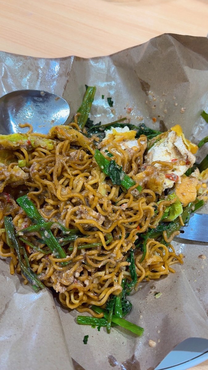 elelgnwn's tweet photo. kalian suka gak sama pecel kaya gini? yang gorengannya di gunting https://t.co/oHVCjcSpyV