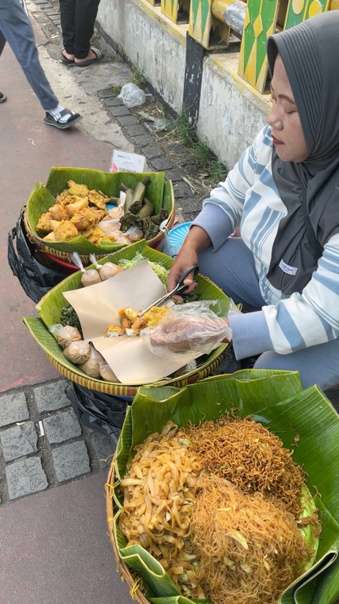 elelgnwn's tweet photo. kalian suka gak sama pecel kaya gini? yang gorengannya di gunting https://t.co/oHVCjcSpyV