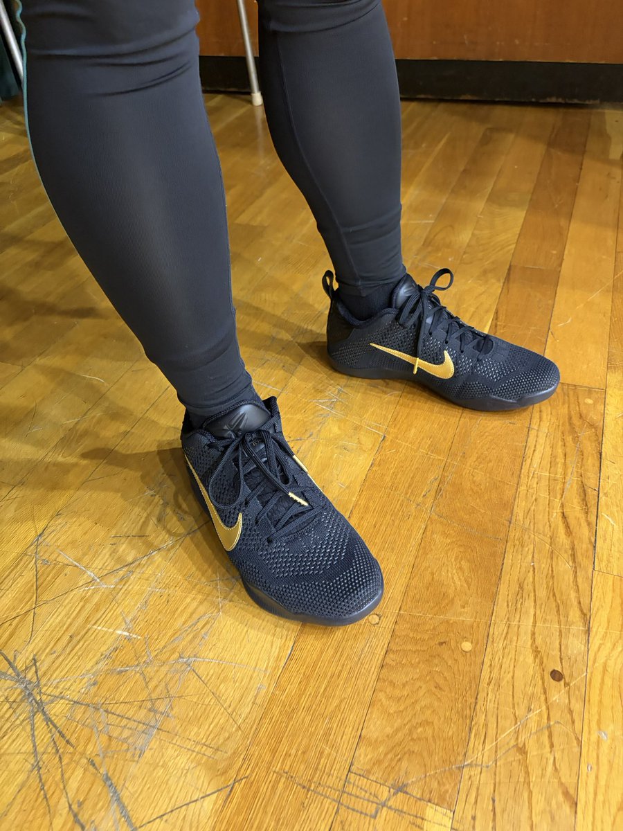 raimu2201's tweet photo. 月曜日バスケ
スジオカさんのカジュアルシューズに対して私はkobe11st
フワフワ、沈み感はあるものの反発ががよくシュートが安定。
ただ3日たった今でも足の張りがかなりあります
やはり沈み込みは脚力のない私には足への負担が大きいようです
もう少しこの組み合わせで履いてみます
#スジオカボード https://t.co/X9GEdGbAvZ