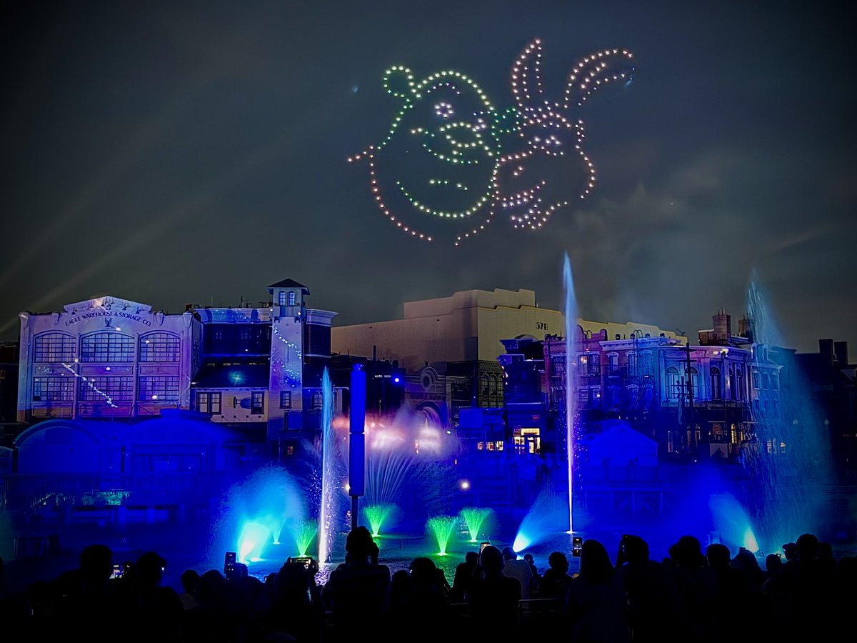 ProchazkaJake's tweet photo. Shrek &amp; Donkey in the skies above @UniversalORL in drone formation during this evenings showing of “CineSational - A Symphonic Spectacular” https://t.co/RcekogamVM
