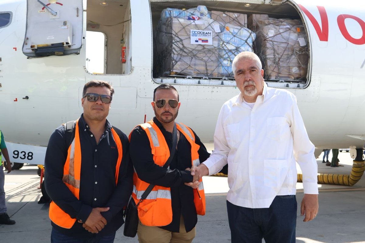 yvangil's tweet photo. La ayuda humanitaria sigue fluyendo desde nuestros pueblos hermanos. Este 1 de julio hemos recibido nuevos cargamentos de solidaridad provenientes de Panamá y Ecuador, destinados a aliviar la situación de las víctimas y damnificados por los terremotos ocurridos hace una semana. En nombre del Gobierno Bolivariano, expresamos nuestro agradecimiento por el constante apoyo que nos brindan.
