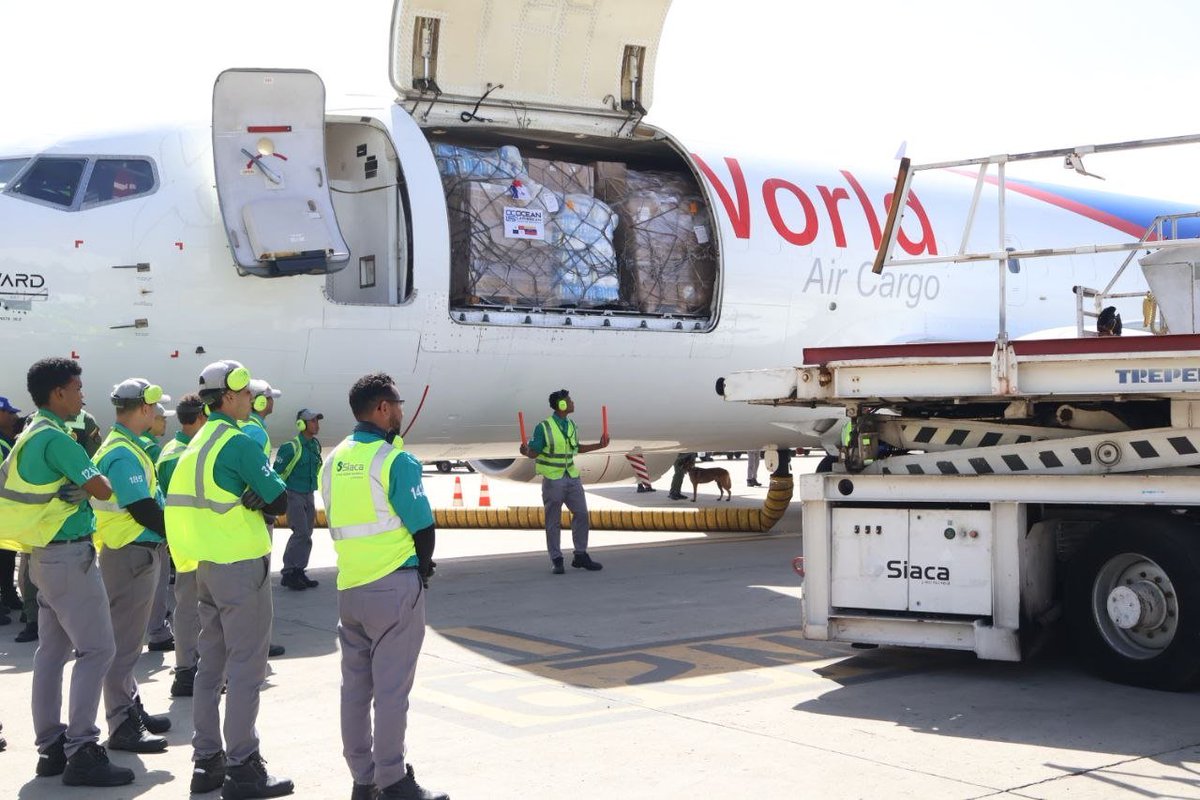 yvangil's tweet photo. La ayuda humanitaria sigue fluyendo desde nuestros pueblos hermanos. Este 1 de julio hemos recibido nuevos cargamentos de solidaridad provenientes de Panamá y Ecuador, destinados a aliviar la situación de las víctimas y damnificados por los terremotos ocurridos hace una semana. En nombre del Gobierno Bolivariano, expresamos nuestro agradecimiento por el constante apoyo que nos brindan.