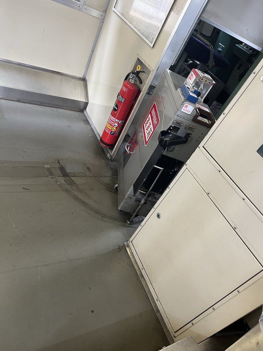 marutora791's tweet photo. 運賃箱ってまだあるんだ https://t.co/AEZiyexr7W