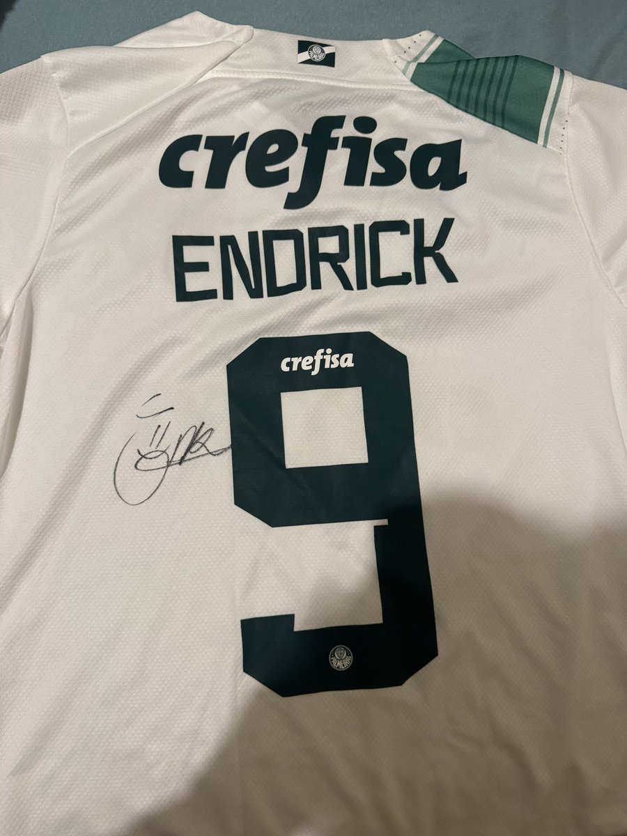 bigodeus's tweet photo. obrigada ao meu amigo que foi em busca do autografo de todas as formas. 

e obrigada ao ENDRICK FELIPE MOREIRA DE SOUSA por tirar um tempinho pra assinar.

te amo. @yuriclfoto 
te amo. @Endrick https://t.co/EqATCZ7AY7