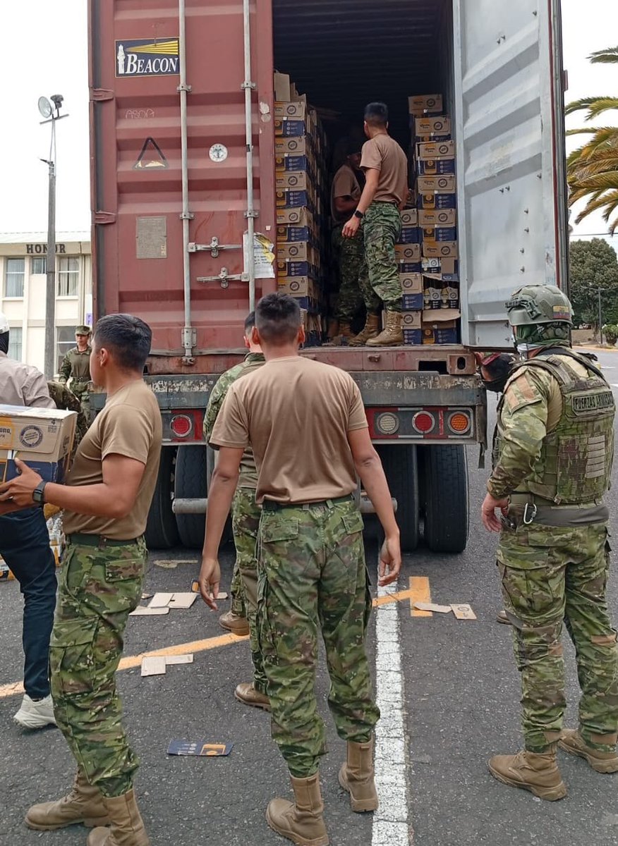 DefensaEc's tweet photo. 🚨 #URGENTE

¡FUERTE GOLPE AL CONTRABANDO! MERCADERÍA ILEGAL VALORADA EN USD 200.000 FUE INCAUTADA EN QUITO 💪🇪🇨

Aproximadamente 2.500 cajas de cerveza de procedencia extranjera fueron incautadas.

➡️Una operación militar de Control de Armas, Municiones y Explosivos (CAMEX) en coordinación con el Centro Nacional de de Inteligencia logró detener un vehículo tipo tráiler que no contaba con la documentación tributaria, aduanera e importación que acreditara su ingreso legal al país. La intervención generó una afectación económica estimada de USD 200.000 a las economías ilícitas.

📌 Como resultado de la operación, se incautó 1 vehículo, 1 contenedor y la totalidad de la mercadería, la cual presuntamente ingresó de manera irregular desde Colombia y tenía como destino la ciudad de Guayaquil para su distribución mediante redes de comercialización ilegal.

📍 La operación fue ejecutada por el #BloquedeSeguridad en coordinación con el Servicio Nacional de Aduanas del Ecuador (SENAE), sobre la avenida Simón Bolívar, a la altura del redondel de ingreso a Llano Chico, en Quito, provincia de Pichincha.

👊 Las Fuerzas Armadas continúan ejecutando operaciones para combatir el contrabando.