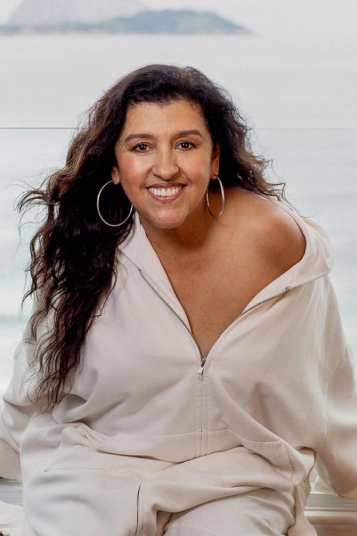 afrofuxico's tweet photo. Regina Casé comentou recentemente sobre o programa ‘Esquenta!’ que, apesar do enorme sucesso, canalizou um preconceito muito forte para cima dela

“Eu não acho que foi uma implicânciazinha, não. Foi a latência de uma onda, de um tsunami conservador que veio e que se manifestou claramente logo em seguida. Mas ali ele estava ali... E como ele ainda não era expresso claramente, todo mundo não via, dava até a impressão que era só comigo.

Porque é o seguinte, se você leva assim um casal gay muito bonitinho, loirinho, num programa de noite, lá com a mãe, todo mundo chora, é mais palatável. Se eu levo, como eu levei, por exemplo, um casal de cortadoras de cana, do sertão, que eram casadas, duas mulheres que lutavam muito pela vida do outro jeito. O aspecto delas, tudo aquilo causava muita rejeição. Então, como ninguém sabe o nome delas, ouvia aquele tanto de preto no programa, né?  Ouvia tanto de pessoas diferentes em todos os sentidos.

Mas ninguém sabe o nome daquelas pessoas. E todo o preconceito, todo o ódio, você tem que botar numa direção. Então eu virei um ralo pra isso. Foi muito duro um período, eu admito.

Era muito violento o que a gente chama hoje de hater e que entende assim. Naquela época ainda era meio assim, mas por que que... Entendeu? E eu ainda tenho uma herança disso. Porque é uma loucura, barbaridades e mentiras muito graves na internet.”