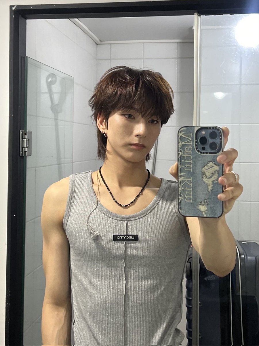 ryuuzzang's tweet photo. 크흠, 큼... (갈발) 재...병지 재병지...... https://t.co/v4B9iyAsXe