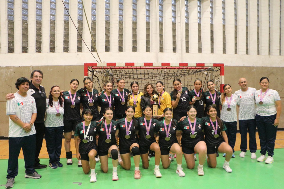 COM_Mexico's tweet photo. ¡MÉXICO SE VA AL MUNDIAL! 🇲🇽🤾‍♀️
 La Selección Femenil de Handball U16 ganó el torneo de la Confederación en el CDOM y selló su pase a la Copa del Mundo en Marruecos 🇲🇦✈️. ¡Cierre de oro para las campeonas! https://t.co/WBx2O5JbwE
