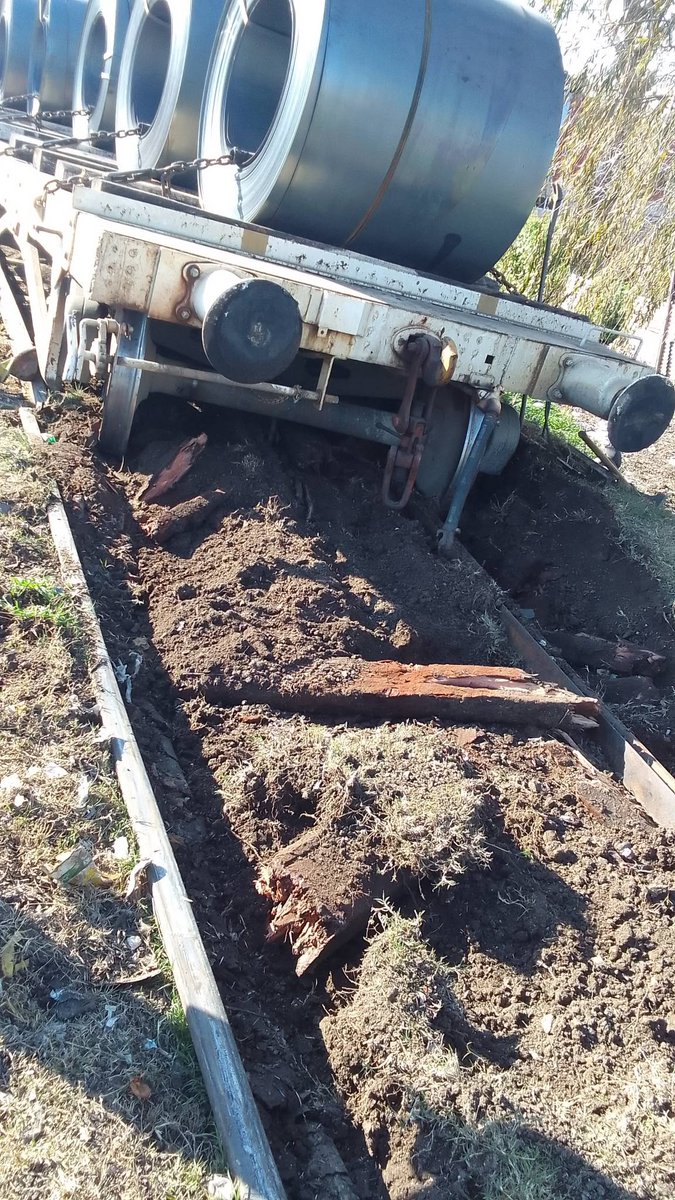 Bizco_Chuelo's tweet photo. 🚂🇦🇷Nuestro descarrilamiento de todos los dias y no sale publicado en ningun lado 🙄

Descarrilo un tren bobinero en Tolosa

0 (CERO) pesos en obras y mantenimiento hace y hará que sigan ocurriendo estas cosas 😔👇 https://t.co/Y7PQek8l53