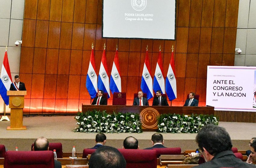 DiputadosPy's tweet photo. Santiago Peña presentó ante el Congreso Nacional su tercer informe de gestión al frente del Poder Ejecutivo

Redacción: Prensa – Dirección de Comunicación). El presidente de la República, Santiago Peña, expuso este miércoles su tercer informe presidencial ante el Congreso Nacional, en el marco de la sesión solemne y conjunta de ambas cámaras realizada desde las 20:00 horas en el Palacio Legislativo. 

El encuentro, encabezado por el senador Basilio Núñez (ANR), presidente del Congreso y de la Cámara de Senadores, junto a Raúl Latorre (ANR-Capital), titular de la Cámara de Diputados, fue convocado mediante la Resolución N° 1728, en cumplimiento de los artículos 202, numeral 15, y 238, numeral 8, de la Constitución Nacional.

➕ INFO en: https://t.co/Rhu9zRA1yN