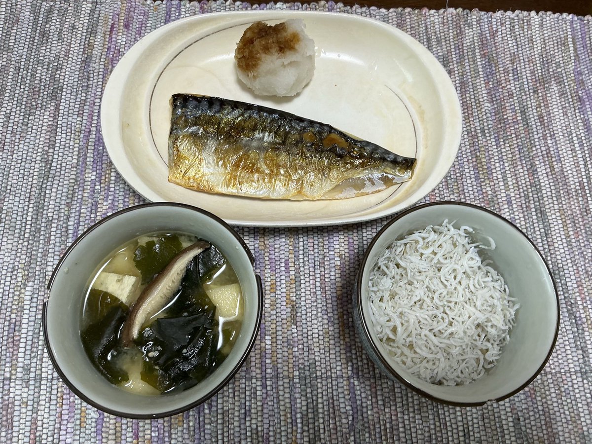 mizuhofukushima's tweet photo. サバを焼いて、しらすご飯。 https://t.co/z8PYJCVvw5