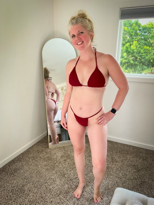 Housewife Ginger - 1 pic. What do you think? Better 1 or 2? 🤔 https://t.co/5ExlOOhEAj