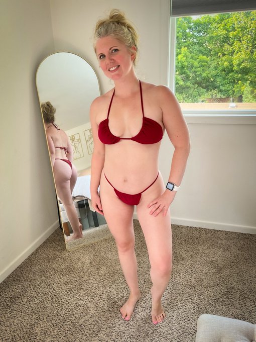 Housewife Ginger - 2 pic. What do you think? Better 1 or 2? 🤔 https://t.co/5ExlOOhEAj