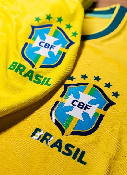 gabportodesign's tweet photo. Após o rebranding da pra ver claramente que o brasão ta bem mais destacado na camisa. O tom mais claro do azul faz muita diferença sim. https://t.co/MpOJKgm5da