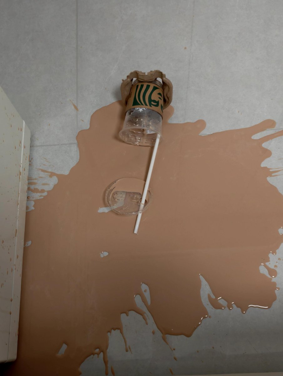 rgoodwq's tweet photo. 買ったばかりのコーヒーを家に帰ってきて、まだほとんど飲まないうちにこぼしてしまい、とても悲しかったです🥺 https://t.co/xHveh2lm4o