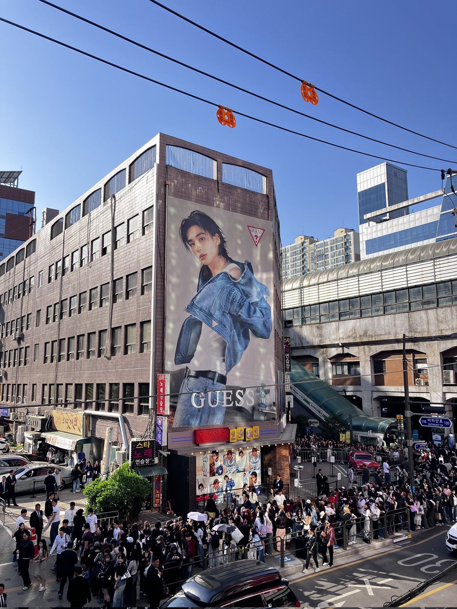 twentyforth_'s tweet photo. อิมแพคของการเลือกน้องยอนจินเป็น GBA GUESS ได้รับเลือกให้เป็นแบรนด์ Best of Best Brand ครึ่งปีแรก 2026 แคมเปญของน้องยอนจินได้รับการยกเครดิตว่าเป็นส่วนสำคัญที่ทำให้แบรนด์ประสบความสำเร็จ
ป๊อปอัพ “GUESS ROOM 1981” มียอดขายทะลุเป้าหมายที่ตั้งไว้  200%  มีผู้เข้าชมประมาณ 3,000 คน เสื้อยืดที่น้องยอนจินใส่ในแคมเปญทำยอดขายได้ดีมาก จนต้องสั่งผลิตเพิ่ม 3 ครั้ง  เฟมัสมาก ไม่ได้สร้างแค่กระแส แต่สร้างยอดขายให้แบรนด์ได้จริง
