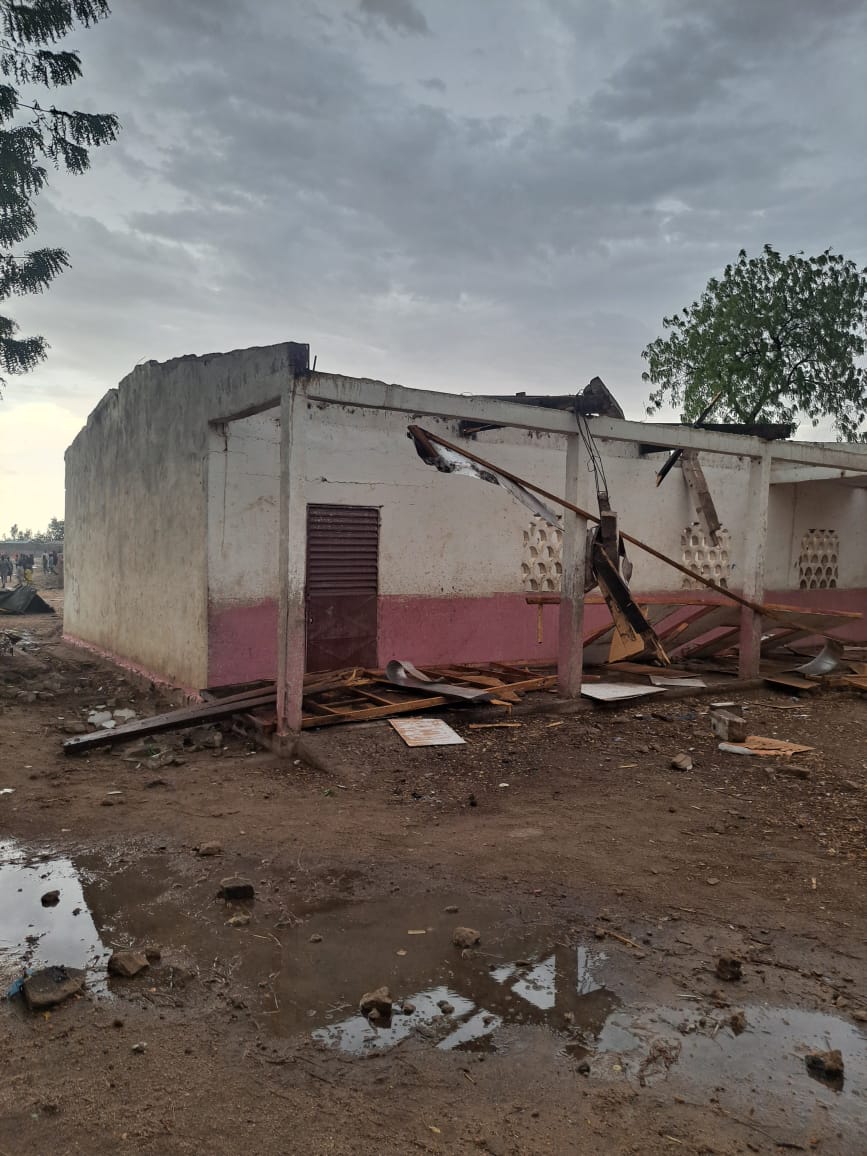 HumanityPurpose's tweet photo. #Intempéries• #Kérawa (#Cameroun)
Comme à #Doulek et #Goli dans l'arrondissement de #Méri, une pluie torentielle avait aussi fait des dégâts à #Kérawa, en date du 08.06.2026.
Comme dégâts enregistrés, la toiture de plusieurs salles à l'Ecole primaire a été emportée par le vent. https://t.co/K8r54UYcUj