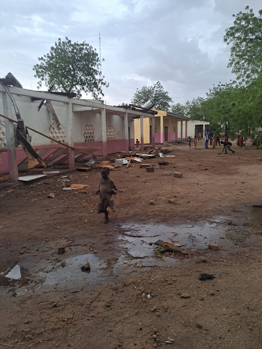 HumanityPurpose's tweet photo. #Intempéries• #Kérawa (#Cameroun)
Comme à #Doulek et #Goli dans l'arrondissement de #Méri, une pluie torentielle avait aussi fait des dégâts à #Kérawa, en date du 08.06.2026.
Comme dégâts enregistrés, la toiture de plusieurs salles à l'Ecole primaire a été emportée par le vent. https://t.co/K8r54UYcUj