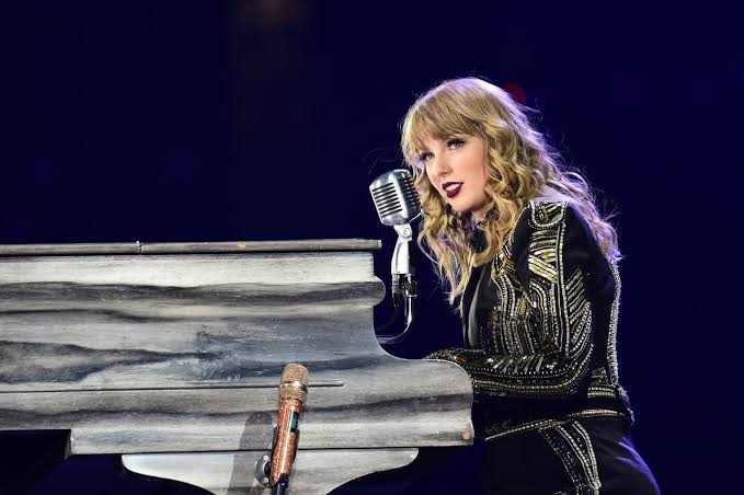 itxdan13's tweet photo. Highest-grossing female tours of the 2010s in North America 📊

#1. "reputation Stadium Tour" - $277.1 million
#2. "1989 World Tour" - $199.4 million
#3. "Beautiful Trauma Tour" - $184.8 million
#4. "Formation World Tour" - $169.1 million
#5. "On the Run II Tour" - $166.4 million https://t.co/tvUAdYotOY